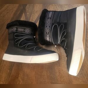 Tom's Alpine Round Toe Stylish Black Winter Boots Size 6